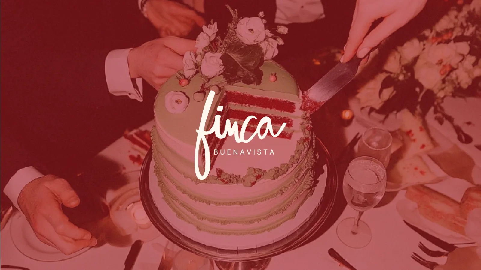 corte de la tarta en una boda de Finca Buenavista con el logotipo de la finca
