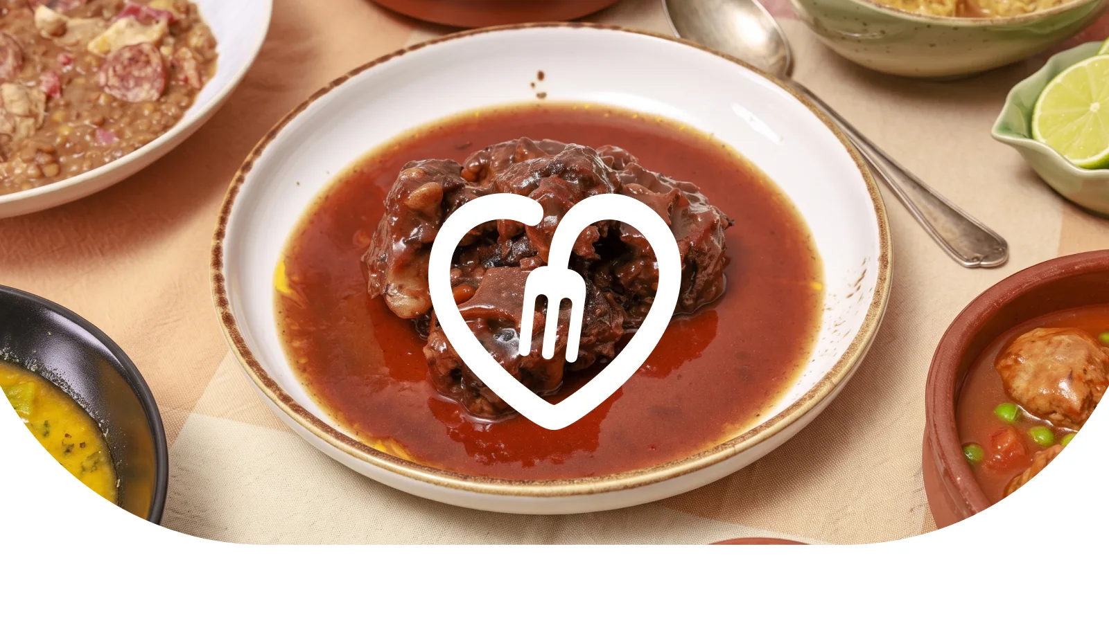 mesa con platos de Nueva Cocina Mediterránea y el corazón de la marca en el centro